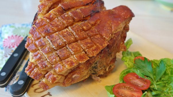 El cerdo asado es el plato típico de Cazalla de la Sierra.