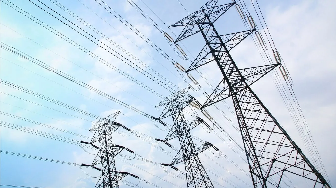La CES alerta de que la limitada capacidad de la red eléctrica amenaza la industria y la vivienda en Sevilla