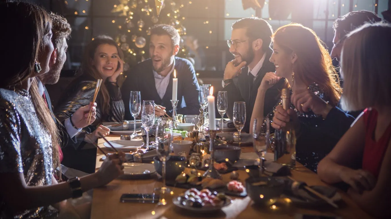Legálitas aclara si es legal acudir a la cena de empresa cuando se está de baja médica o baja por maternidad en Navidad