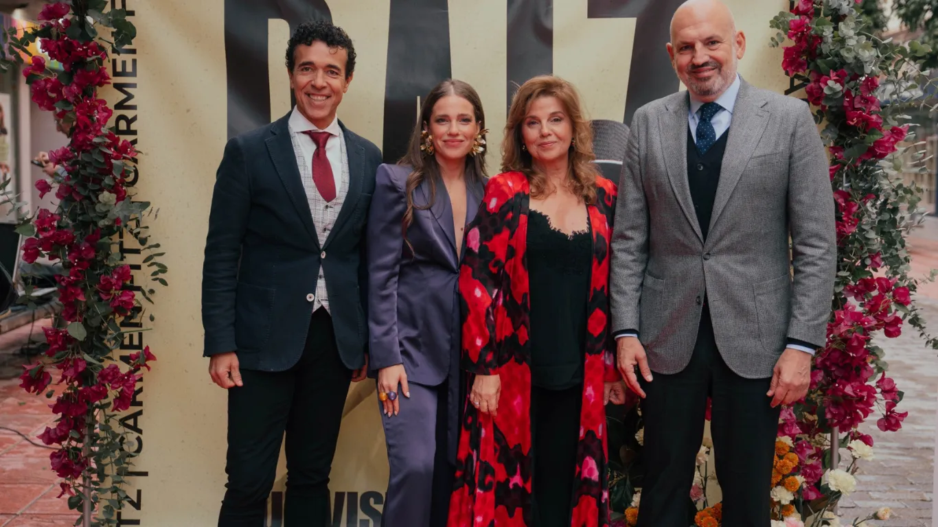 Carmen Fitz estrena en Sevilla la colección RAÍZ con un desfile en la calle Asunción