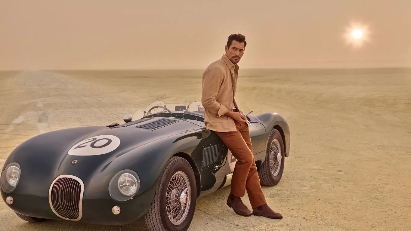 Hackett London presenta campaña primavera verano 2026 The Journey of a Man con David Gandy como embajador fotografiada en el desierto de Al Qudra cerca de Dubái