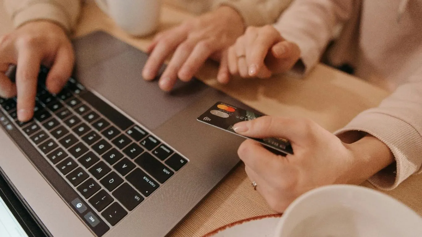 Los 5 errores que encarecen tus compras online y cómo evitarlos en el Día Mundial de Internet