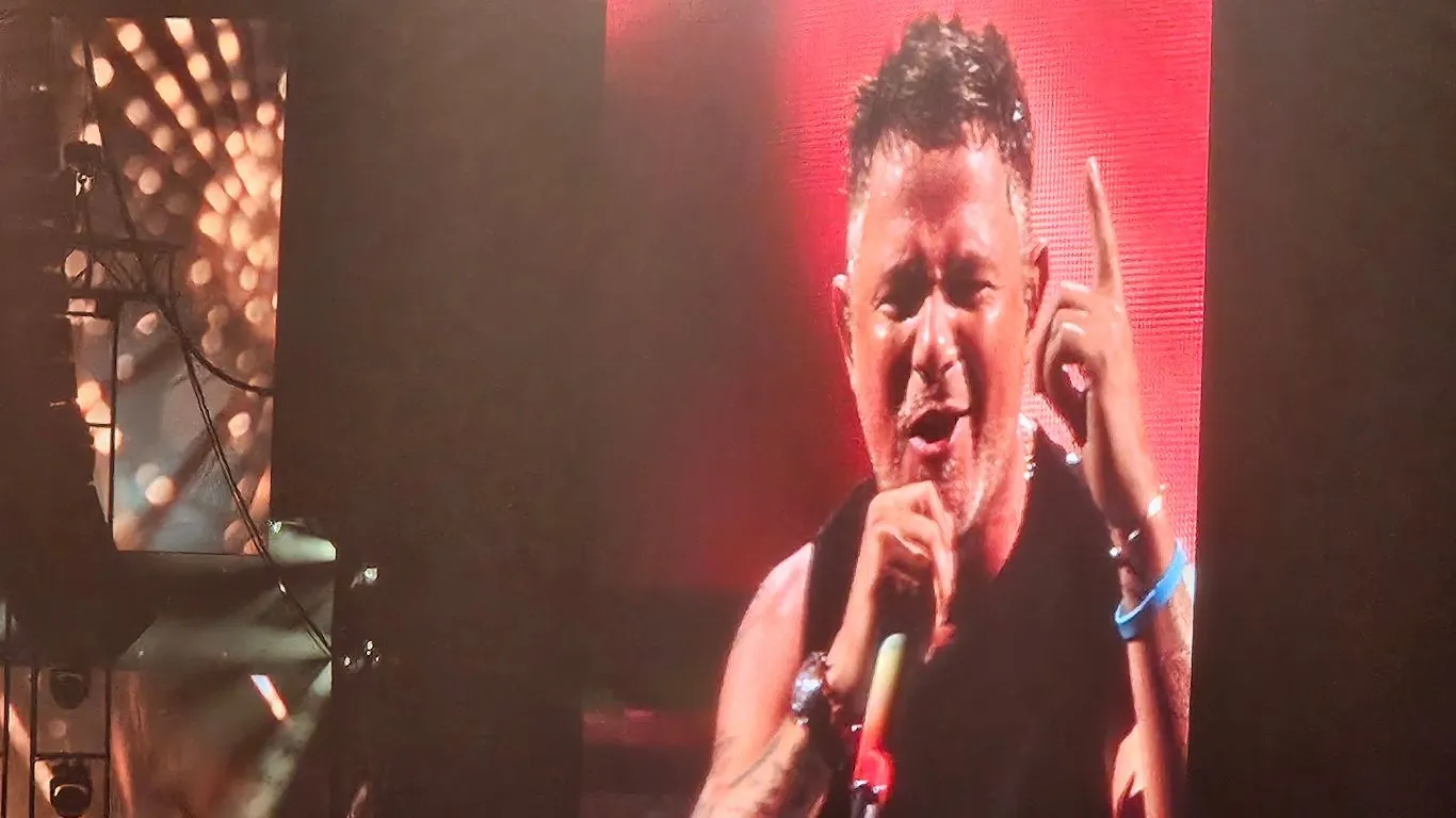 Alejandro Sanz llena La Cartuja en el emocionante inicio de su gira española
