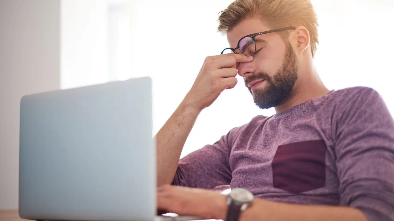 La fatiga digital afecta ya al 83,5% de los profesionales en España, según Edenred y Savia