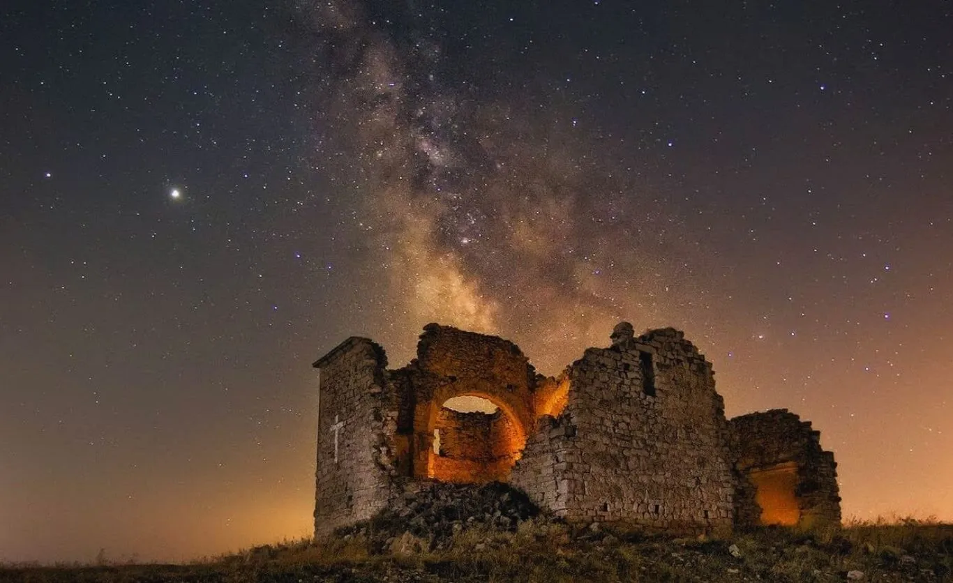 Diez lugares cerca de Madrid para ver las estrellas este verano en la Ruta del Vino de La Mancha