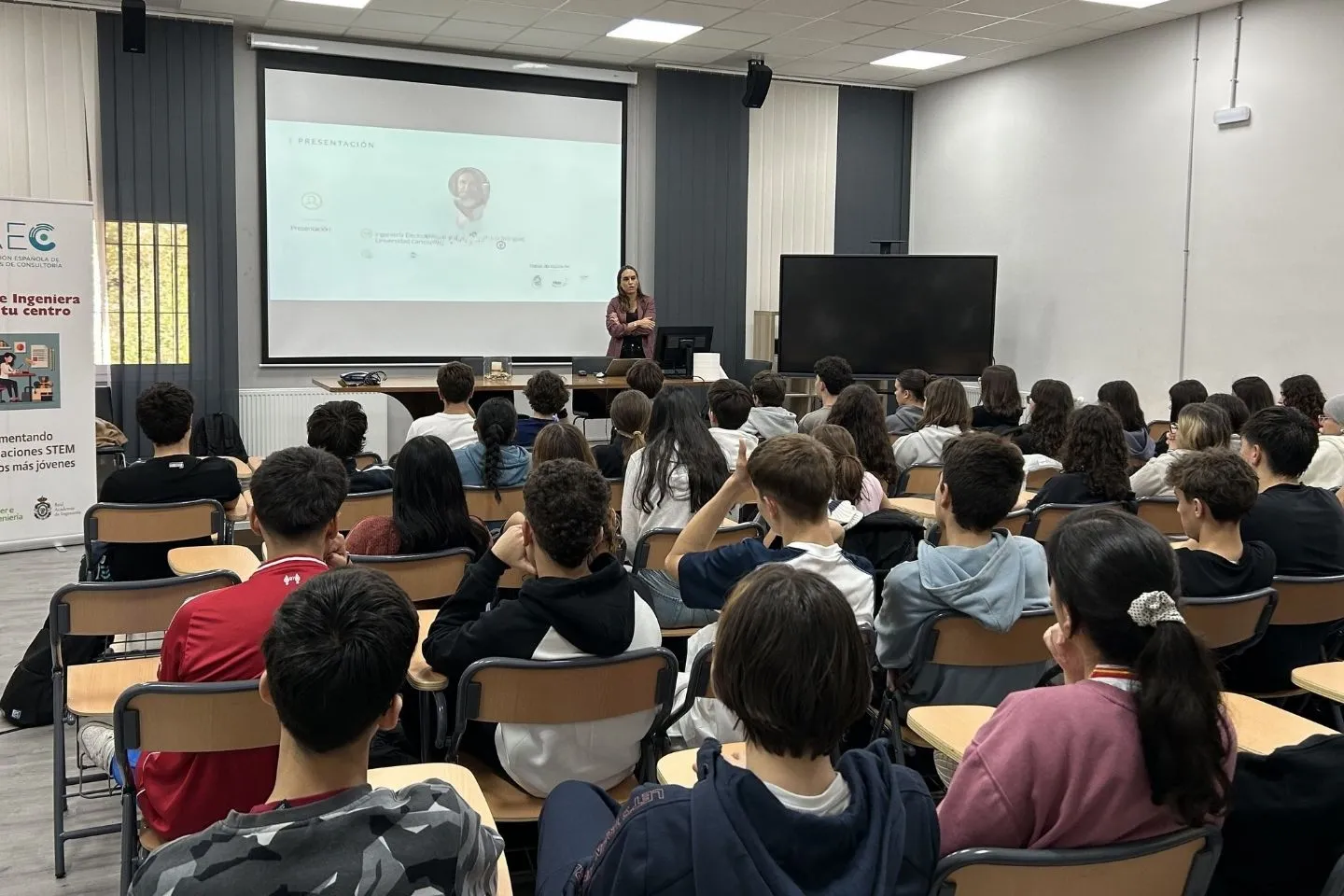 Las consultoras y la Real Academia de Ingeniería acercan las carreras STEM a 1.895 estudiantes