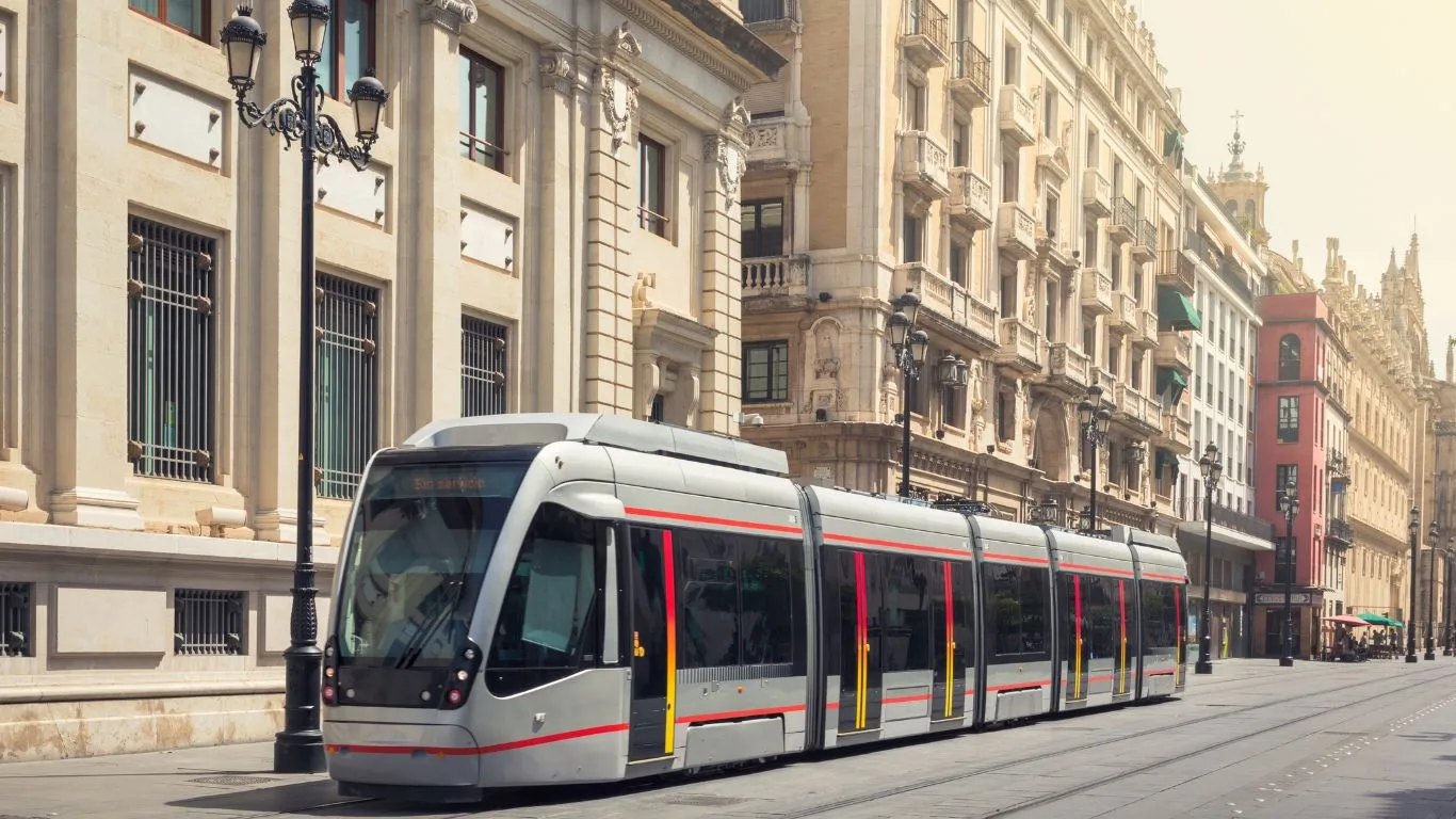Aprocom reclama más transporte público hacia las zonas comerciales de Sevilla durante las obras