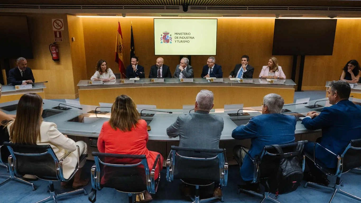 El Ministerio, ABTA y cuatro destinos españoles firman una alianza para avanzar hacia un turismo más sostenible y digitalizado