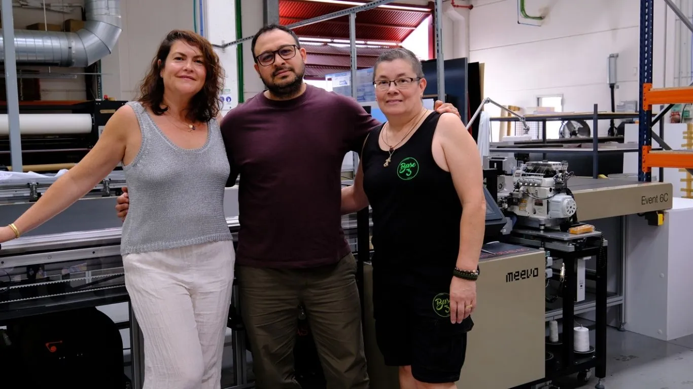 Base 3 amplía su capacidad de impresión textil con una nueva cosedora automática de Meevo
