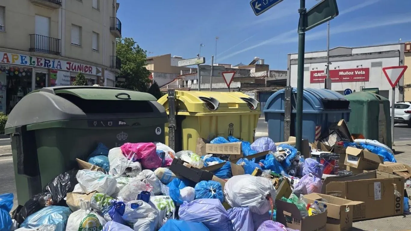 La huelga de residuos en Las Cabezas afecta al comercio y la hostelería tras 16 días